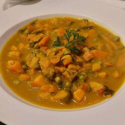 Gemüse Curry nach Utes Art. Alles bio, frisch, lokal und vor allem mit viel Liebe gekocht.