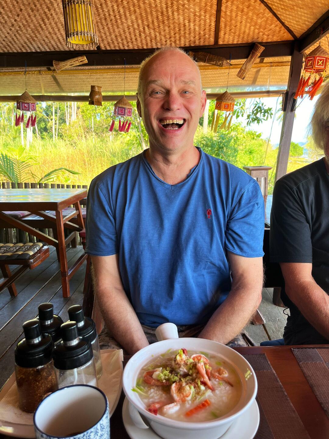 Georg beim Frühstück.. eine Suppe
