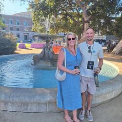 Vor der Friends Fontäne