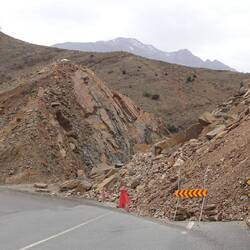 Eine der Durchfahrten ist verschüttet und es geht daneben vorbei