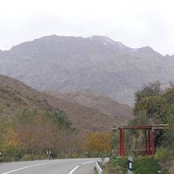 Dort sieht man etwas Schnee, doch zum Glück liegt er nur weit oben