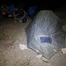 Da die Heringe kaum in den harten Boden gehen, muss ich mir mit Steinen behelfen