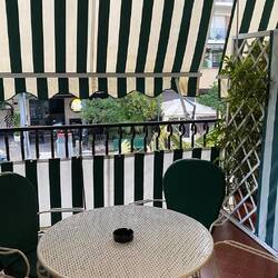 ...mit Balkon,auf dem Morgen das Frühstück serviert wird