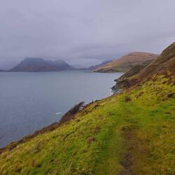Rando côtière: Elle relie une petite ville (Camasunary) uniquement accessible en bateau ou a pied!