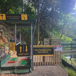 Diese Stationen zum Schuheputzen gab es im gesamten Wandergebiet um den Kauri-Baum zu schützen