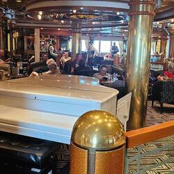 Crooners Bar (Piano Bar)