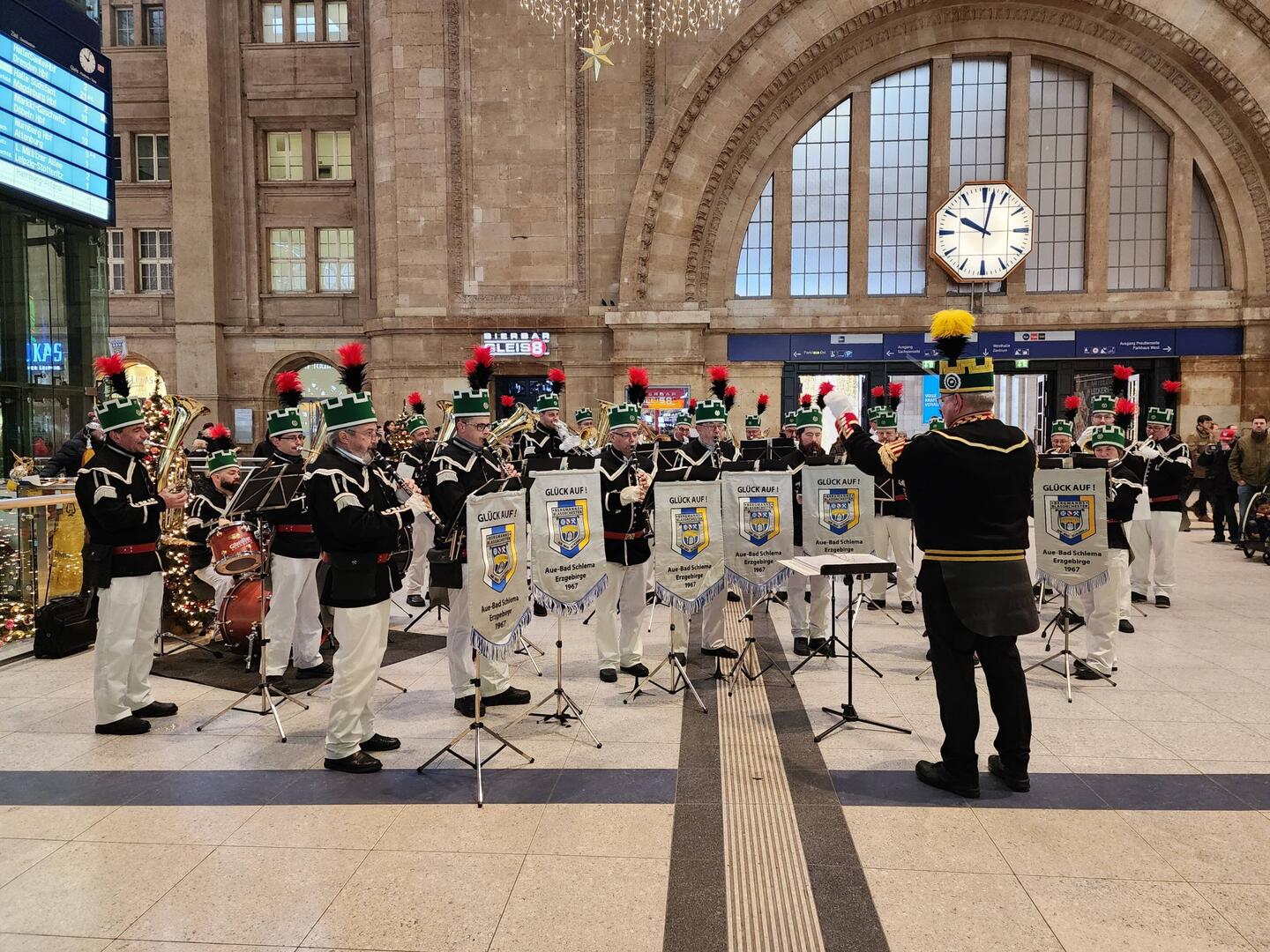 Christmas carols at Leipzig station