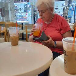 Am Ankunftstag noch recht neben der Spur bei einem Eiskaffee beim Dunkin'Donuts (bekannt seit 1992)