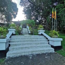 Treppe zu meinem Hotel un Ambepussa