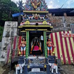 Ein Hindutempel mit Freund Ganesh in Ambepussa