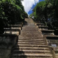 Steile Treppe zum Portal