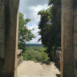 Blick durchs Portal nach unten