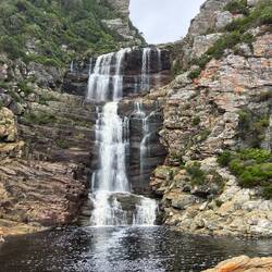 Der Wasserfall mündet direkt ins Meer