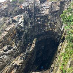 Guano Cave - Dunkelheit, Glitschigkeit und Gestank nehmen zu, je weiter man reingeht