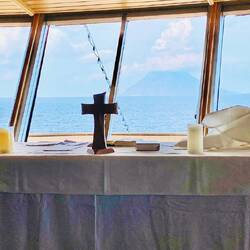 Altar und im Hintergrund der Stromboli