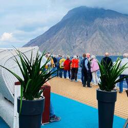 Begeisterung an Deck mit Blick zum Stromboli