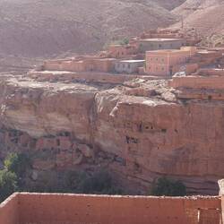 Auch die Dörfer sind direkt am Fluss, hier wurde sogar in die Felswand gebaut