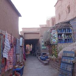 In den Gassen finden sich zahlreiche Souvenirläden