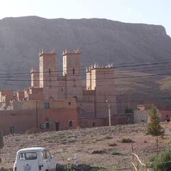 Auf dem Weg gibt es viele Kasbahs (Festungen), oft zu Gasthäusern und Wellnessorten umgebaut