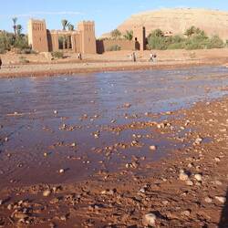 Irgendwie habe ich die Brücke verpasst und muss durch den Fluss - zum Glück ist er nicht tief