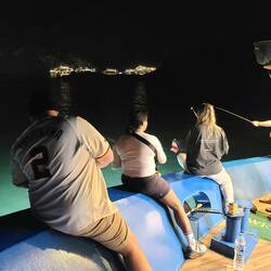 Florian versucht sich am Tintenfischangeln, hat aber leider kein Glück