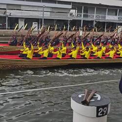 Kastenpaddeln der Marine bei den Proben zur Bootsprozession