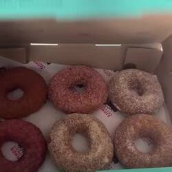 Hoffe der frische Duft von Sevtaps sechs alleine gegessenen Donuts kommt rüber 😅🤭🍩🍩🍩