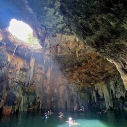 Die schöni Cenote Tsukán mit em Liechtspiel und de viele Stalaktite