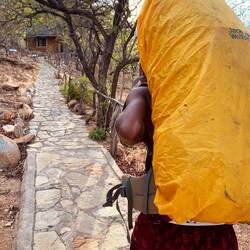 Ein Askari hilft beim Gepäck