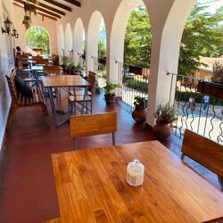 Die Terasse des Neema Crafts Café