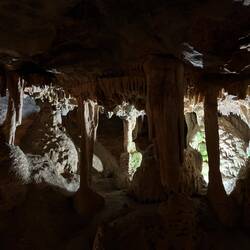 Überall Tropfsteinformationen und dazu afrikanische Lieder in der Klicksprache