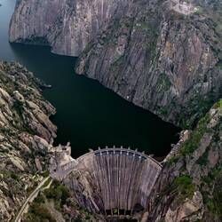 Die Staumauer des Embalse de Aldeadavila de Ribeira