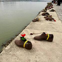 Schuhe am Donauufer