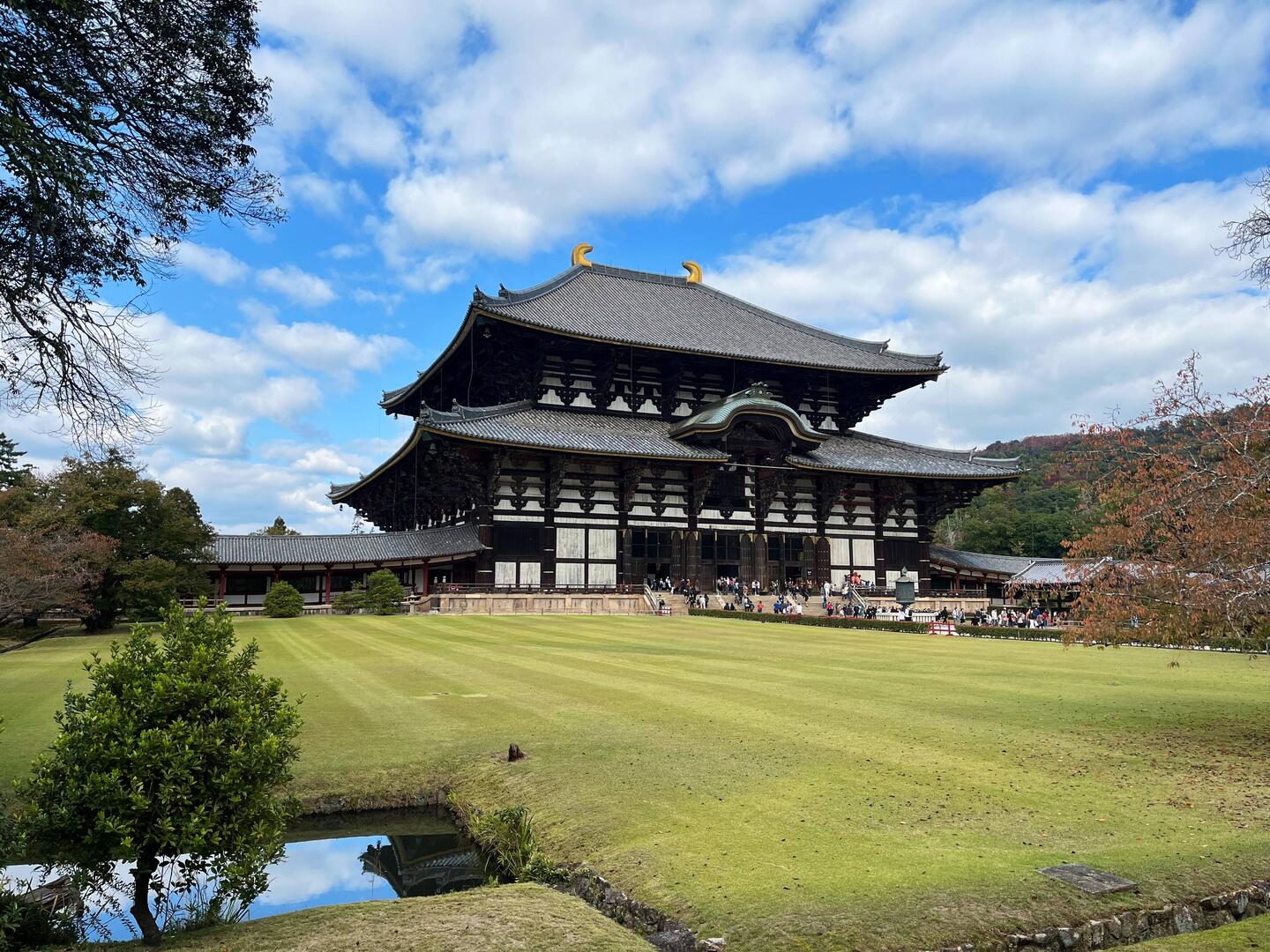 The great budda hall, zoom in to see people for scale