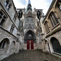 The Booksellers door on the north side portrays the Last Judgment