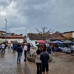 Marktplatz mit Chicaverkäufern