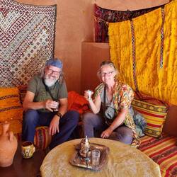 Süsser Tee in einer Teestube am See.