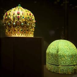 Crown of Stefan Bocskay (Ottoman; c. 1605) and the crown case — Imperial Treasury.