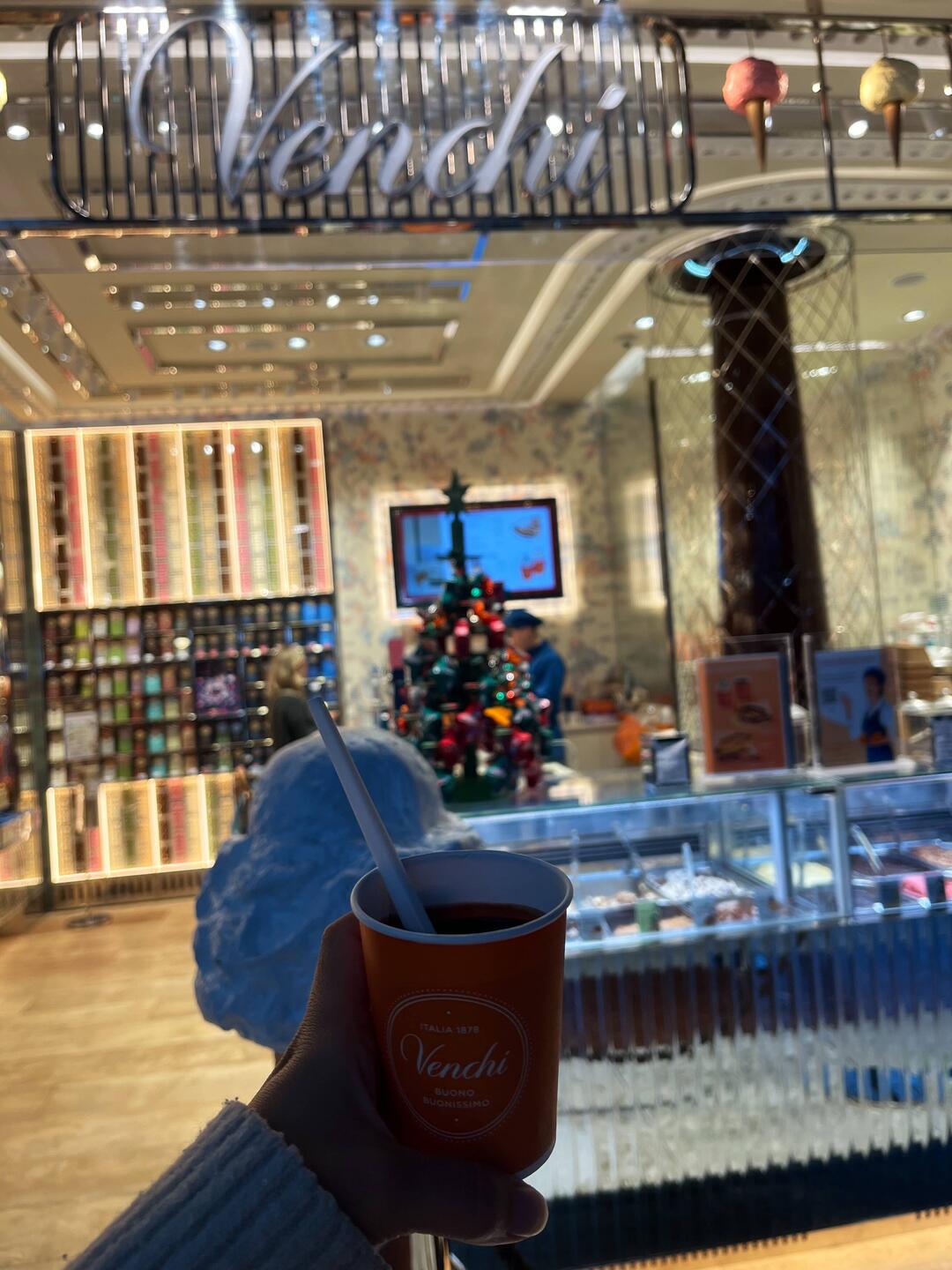 Ça y est j'ai enfin pris le fameux chocolat chaud de chez "Venchi"