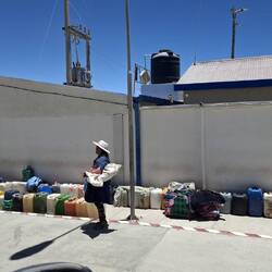 auch die Kanister müssen anstehen