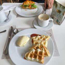 Käsewaffeln mit Guavemarmelade und irgendwelcher Creme😅