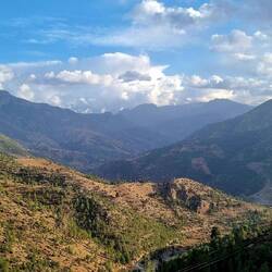 Schneeberge im Hintergrund