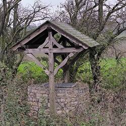 Brunnen des ehemaligen Dreiseitenhofes