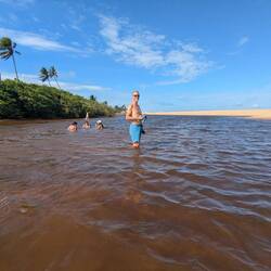 Riviertje oversteken om op strand te komen