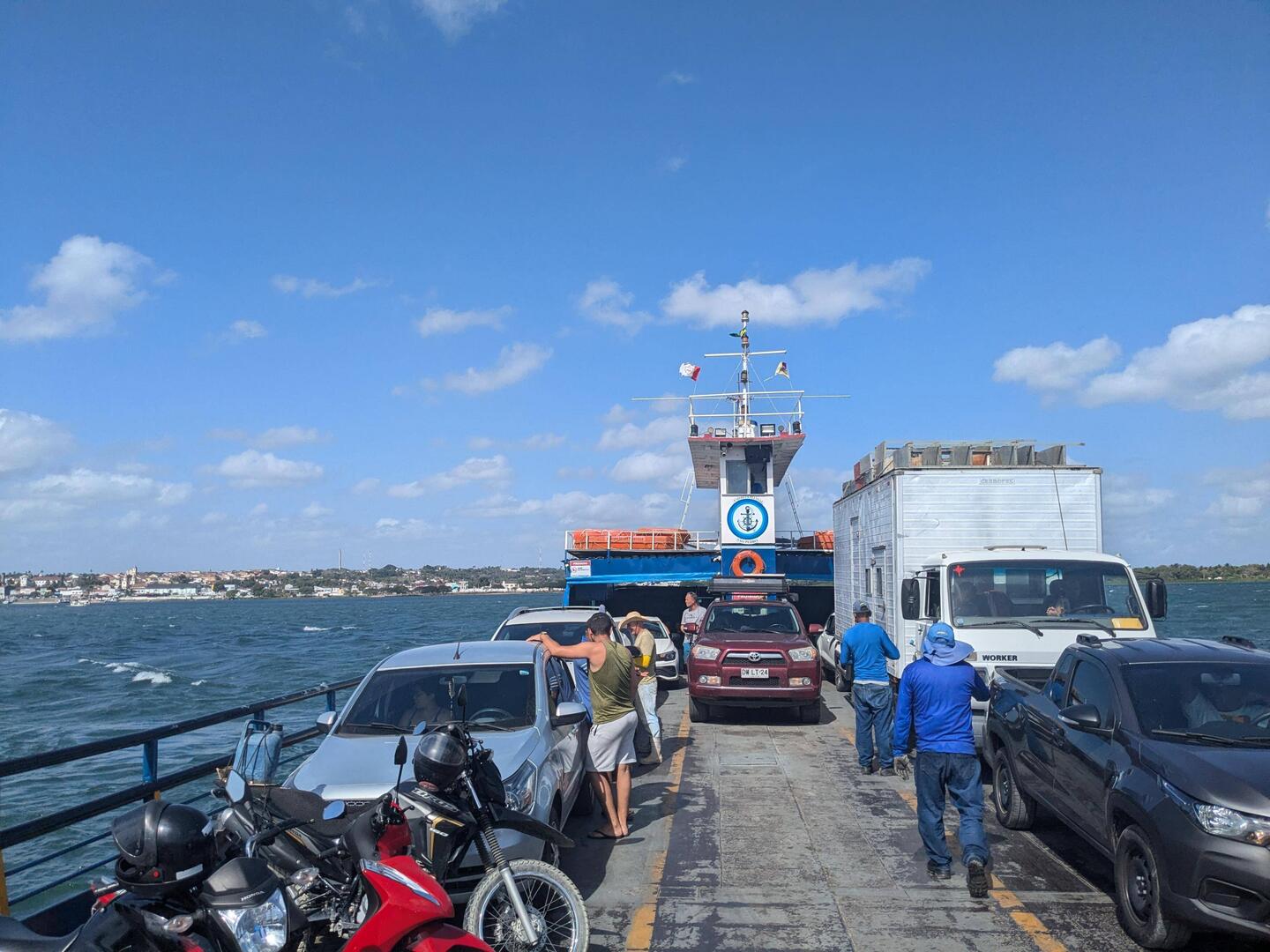 Oversteek rivier met Ferry, onze eerste