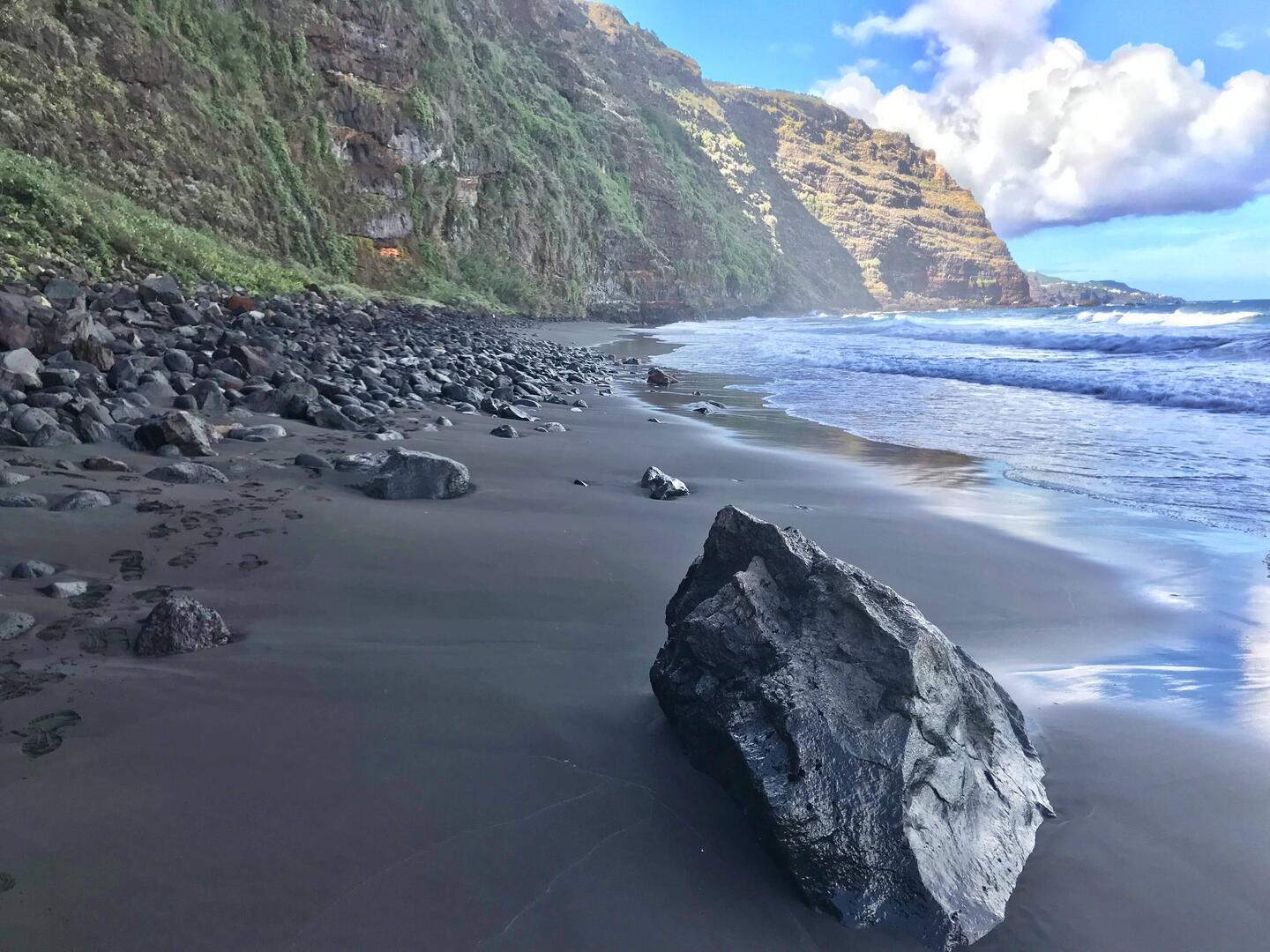 Playa de Nogales liegt meist im Schatten.