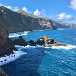 Blick in Richtung des Strandes. Links erkennt man den Weg.