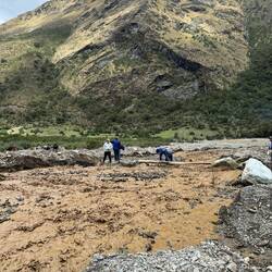 La stagione delle piogge ha portato via qualche strada (sulla foto il nostro ponte)