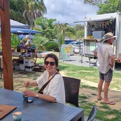 kleiner Markt mit Kaffeebar etc.