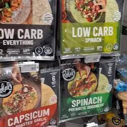 Auswahl an verschiedenen Whraps im Supermarkt